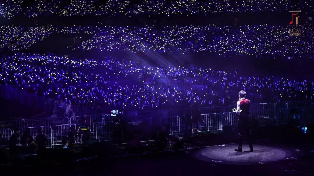 小伙在张杰演唱会上突然向女友求婚，这场求婚有多烂漫？