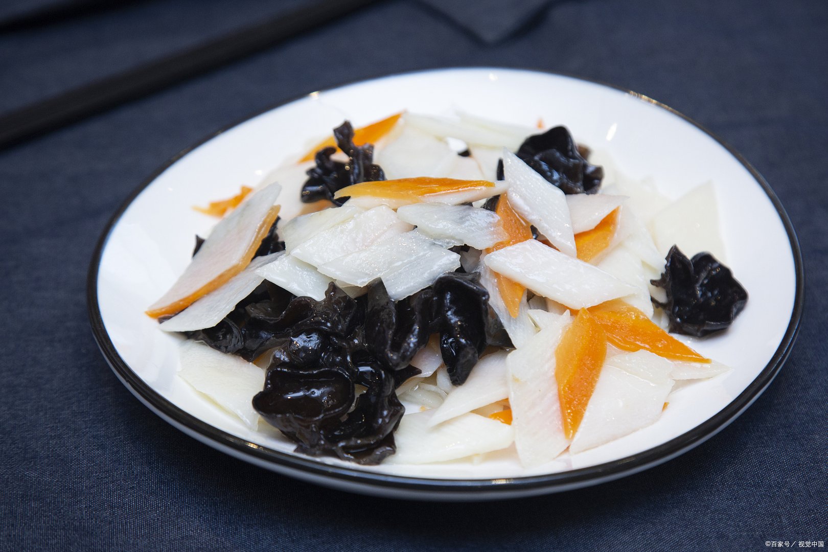 教育部三四年级学生要会拌凉菜，该要求能否实施起来？