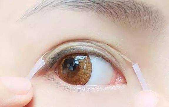 娥佩兰双眼皮胶水功效和双眼皮胶水的危害都有哪些？