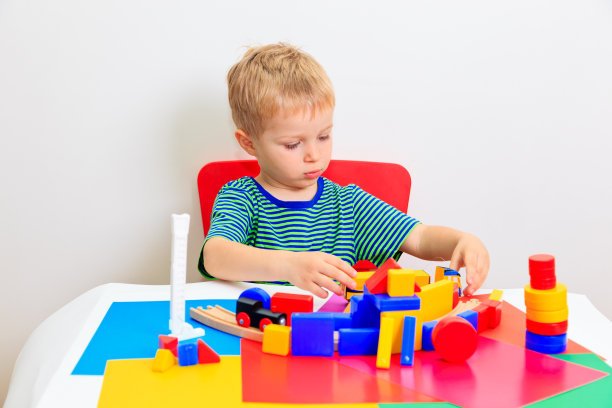 小孩子玩太多玩具对他的成长有哪些好坏处?