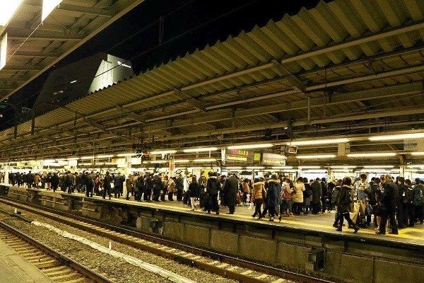 300斤小伙挤地铁被大爷骂哭，“这么胖影响别人”，到底谁影响了别人？