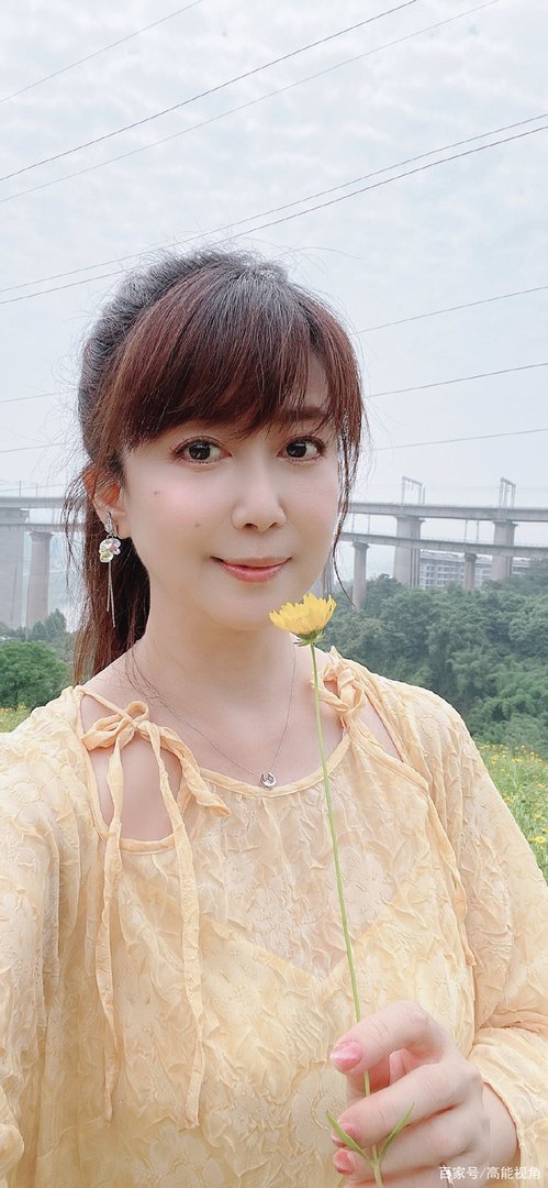 孟庭苇儿子近照曝光！14岁身形壮硕显成熟，与妈妈同框似姐弟，走那么快？