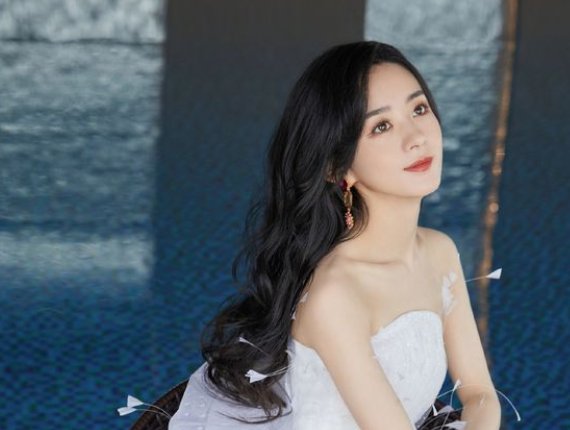 赵丽颖耳环掉在锁骨上，当时现场的情况是怎样的？