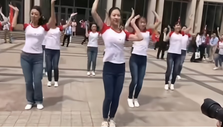 媒体评清华大学校庆女团舞,都表达了哪些观点?