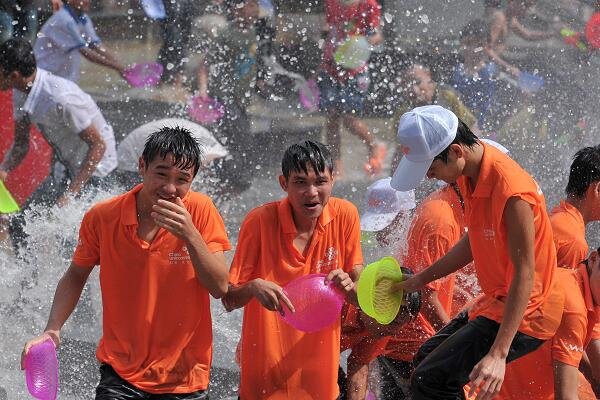 海南省保亭黎族是不是每年七夕是泼水节？