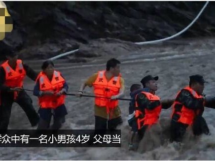 抗洪战士背孩子拉绳索,他们是怎样的一群人?