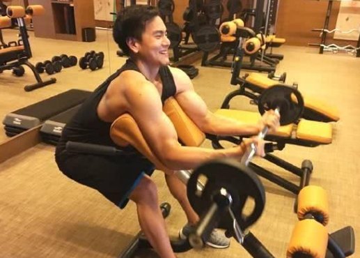 何捷微博只关注娱乐圈谁？