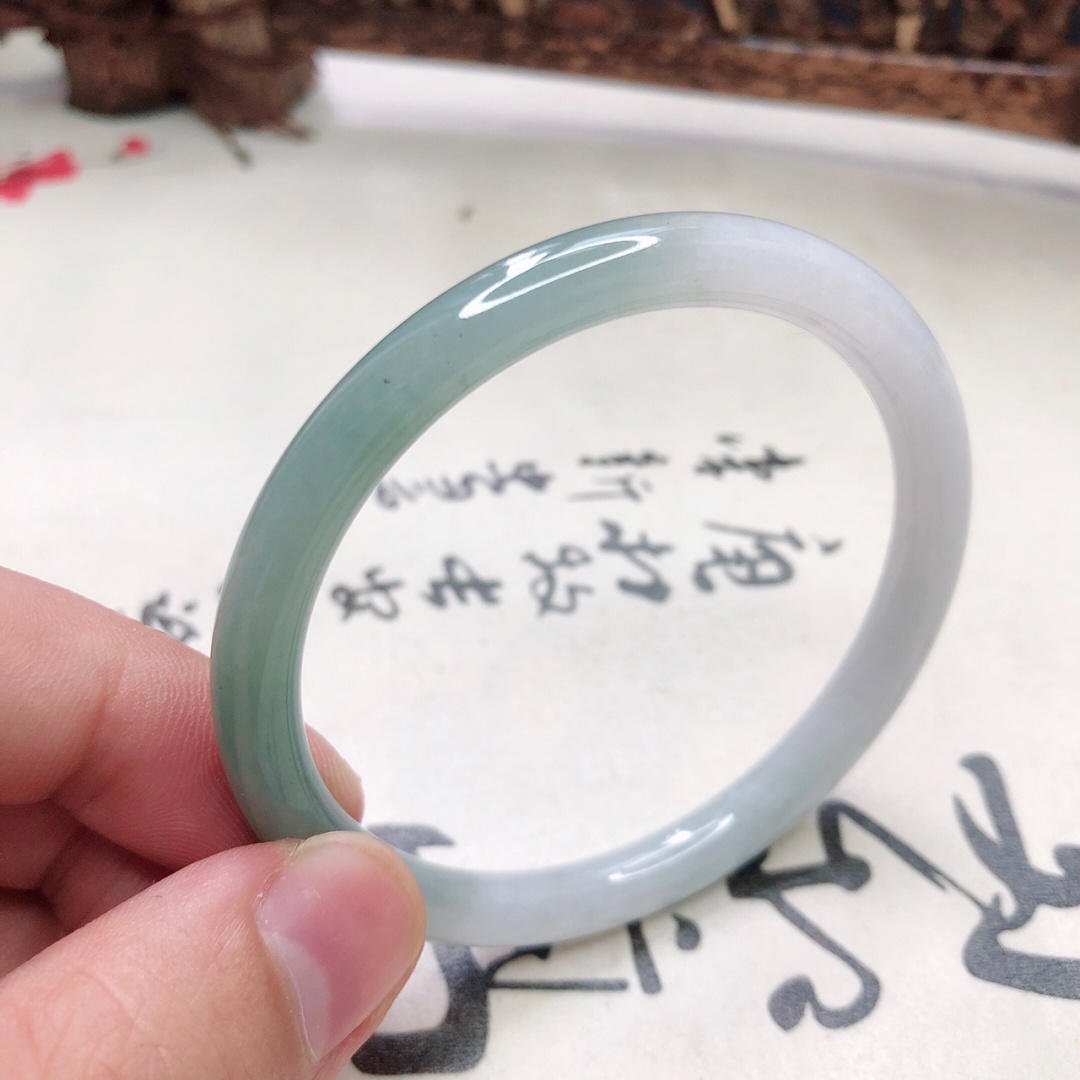 一般翡翠手镯大概多少钱