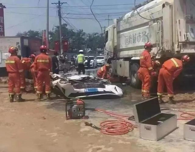 河南渣土车压扁小车致4死，谁该为此事故负责？