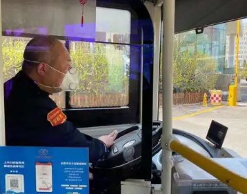 辽宁一对情侣无核酸乘公交向司机脸上喷雾，他们将会面临什么处罚？