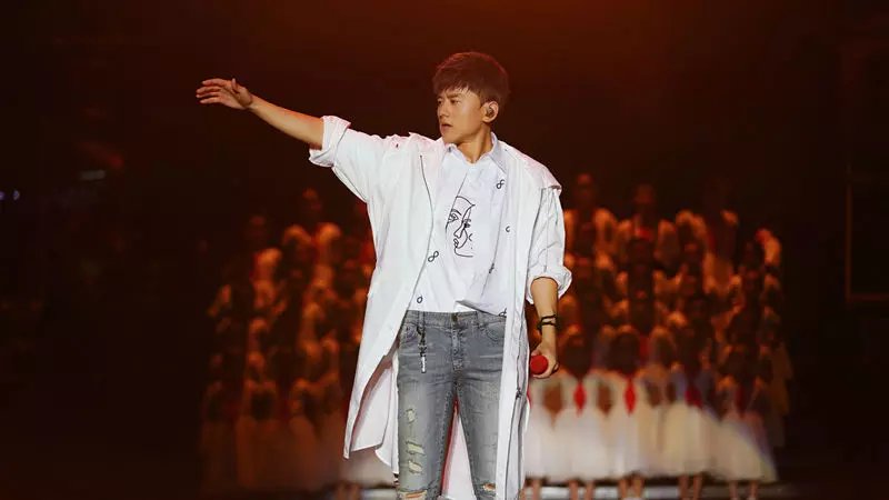 小伙在张杰演唱会上突然向女友求婚，这场求婚有多烂漫？