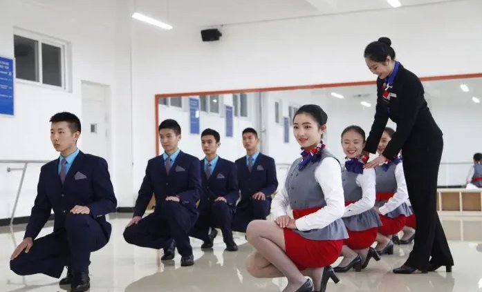 阜阳一航班起飞后女乘客伸手保护下蹲避险空姐，这一幕有多暖心？