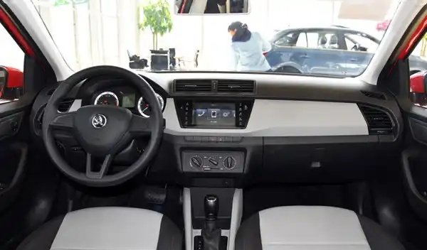 晶锐和polo哪个好？女生买polo还是晶锐