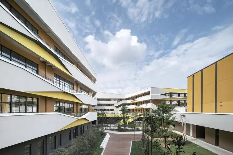 卢湾区第一中心小学是第一梯队吗