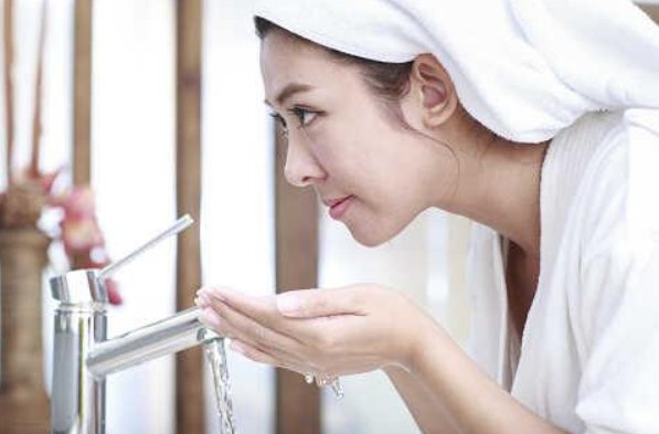 怎样正确使用过期的纯牛奶洗脸？