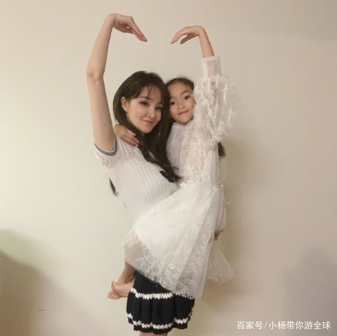 刘雨欣晒与女儿合照，力破整容传闻。你怎么看？