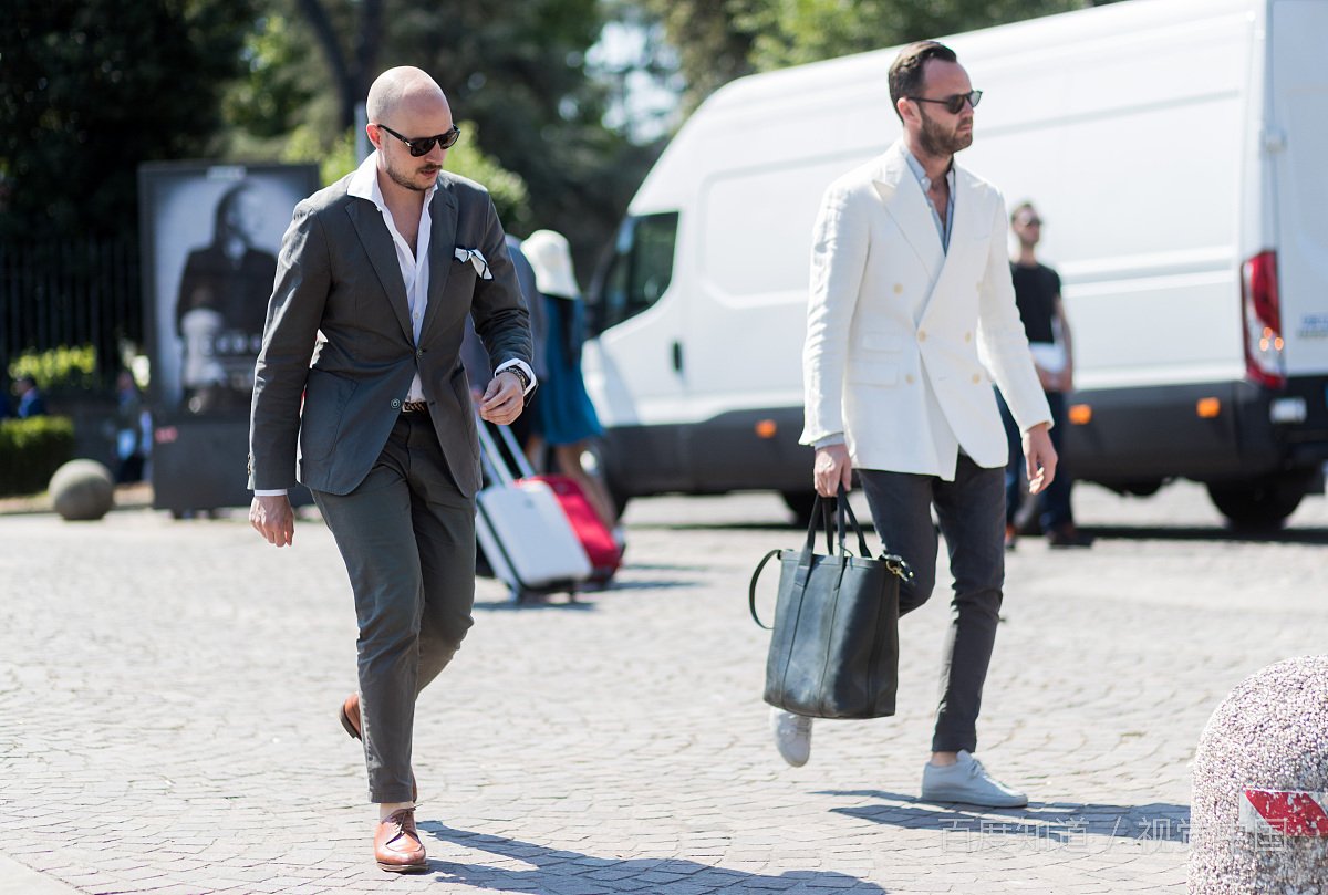 穿休闲西装，平时出门穿什么鞋子好？