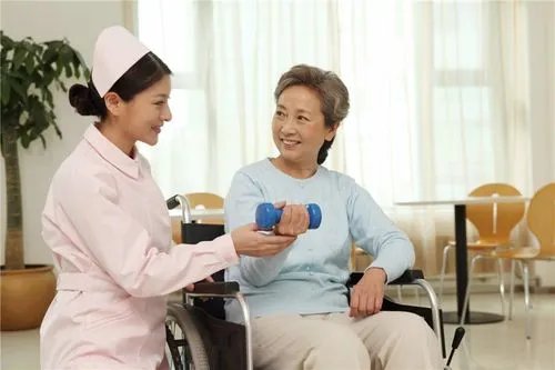 现在老人住院,雇一个24小时全护大概要多少钱?