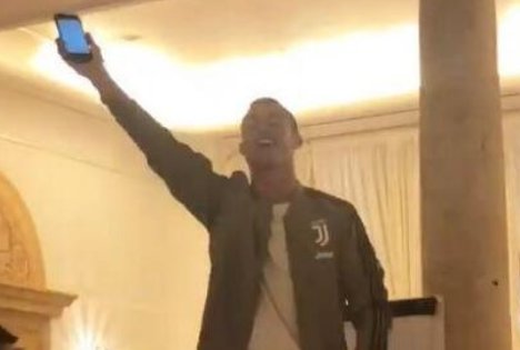 C罗在尤文餐厅献唱是什么情况?
