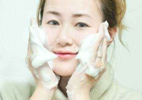 怎样正确使用过期的纯牛奶洗脸？