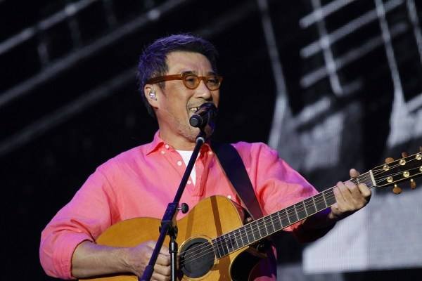 李宗盛与小27岁娇妻逛古董店,小娇妻是何来历?