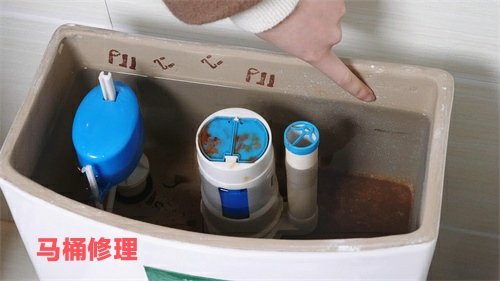 马桶水箱一直流水修理？