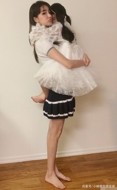 刘雨欣晒与女儿合照，力破整容传闻。你怎么看？