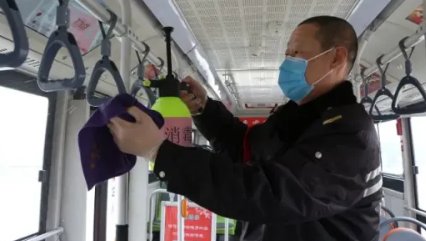 辽宁一对情侣无核酸乘公交向司机脸上喷雾，他们将会面临什么处罚？