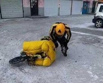 山东一外卖小哥凌晨2点顶风雪送餐，你支持这么晚点外卖吗？