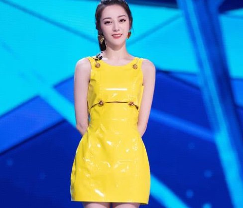 迪丽热巴身穿吊带金色鱼尾礼服出席活动，你有被她的造型惊艳到吗？