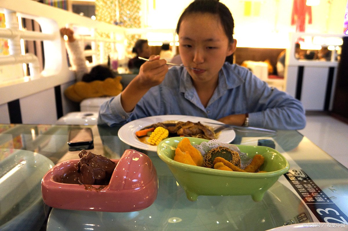 成人拉绿色大便是怎么回事