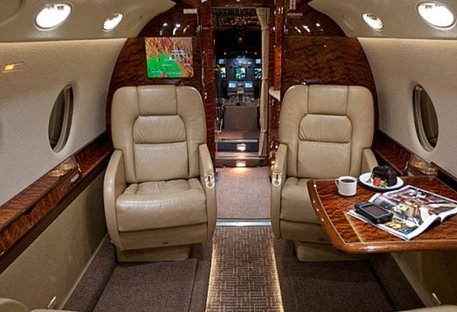 英国富人乘私人飞机逃离二次封城,这对其他人有何影响呢?