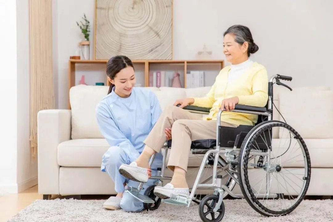 现在老人住院,雇一个24小时全护大概要多少钱?