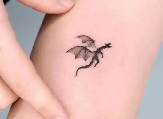 17岁女孩去纹身遭店老板怒斥！老板为何会有这样的反应？