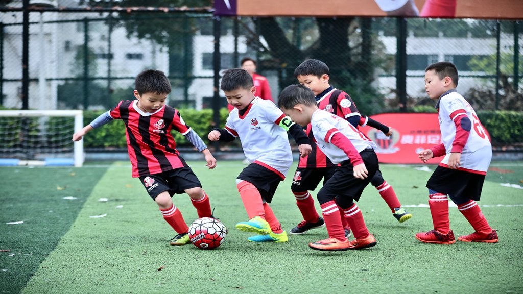小孩子经常踢足球对孩子们好不好