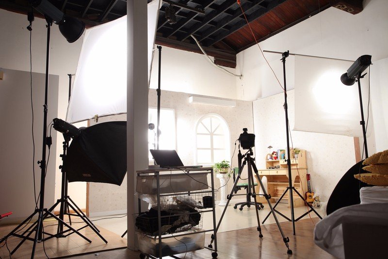 搭建一个基本的摄影棚都需要什么设备呢？