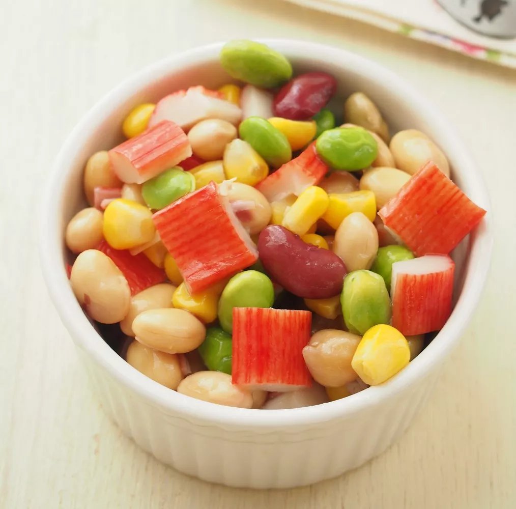 一般吃火锅时涮的蟹棒,它的主要原材料是什么?