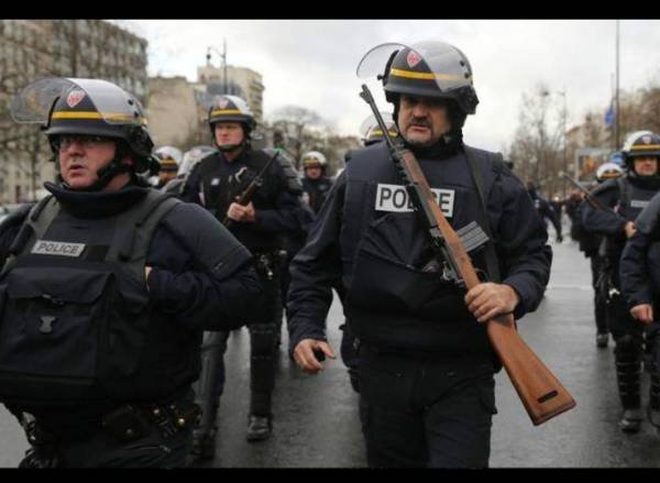 一周内5名警察自杀,今年已发生44起,法国警察为何心理素质如此之差?