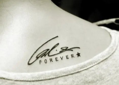 17岁女孩去纹身遭店老板怒斥!老板为何会有这样的反应?