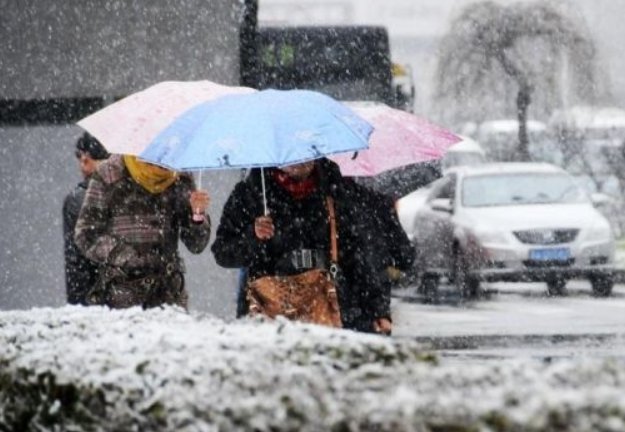 内蒙古强降雪积雪堵住半边门，这场暴风雪给当地人的生活造成了什么影响？