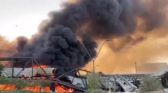 美国一运有化学品列车脱轨起火，此列车的伤亡情况如何？