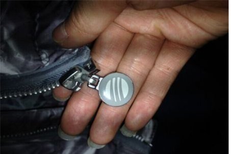 怎样鉴别阿迪达斯羽绒服真假