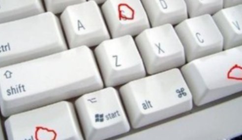 CF里面怎么鬼跳…怎么一直蹲着往前跳