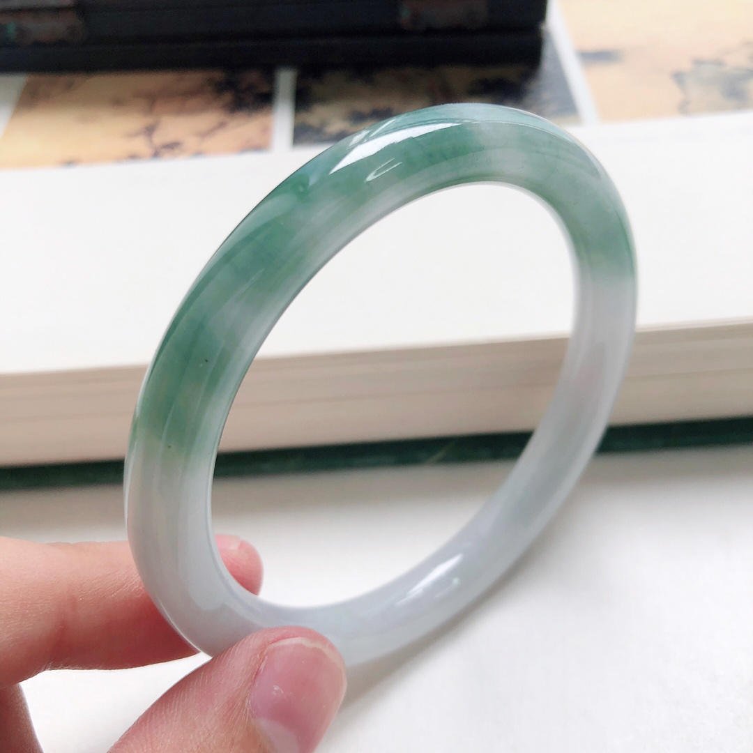 一般翡翠手镯大概多少钱