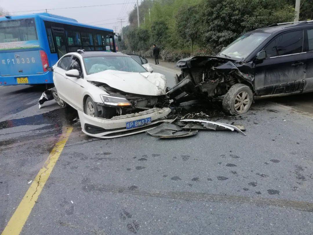 江苏一老人推婴儿车过马路时被车撞飞,这场事故的主要责任人是谁?