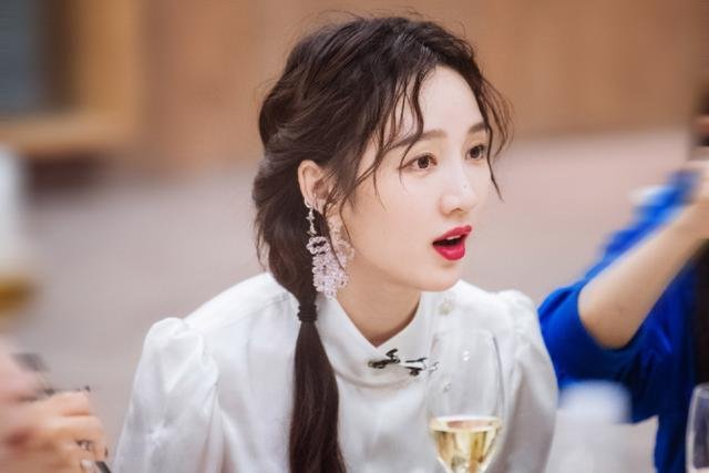 孟佳五公赢了张含韵，你觉得她俩谁的业务能力更胜一筹？