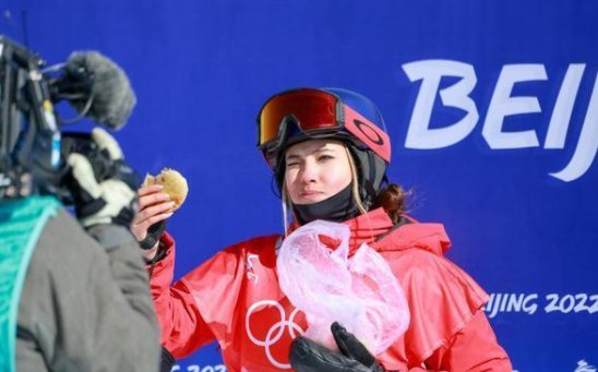 王濛猜测谷爱凌吃的韭菜盒子是从家带的，她为何会在赛后吃韭菜盒子？