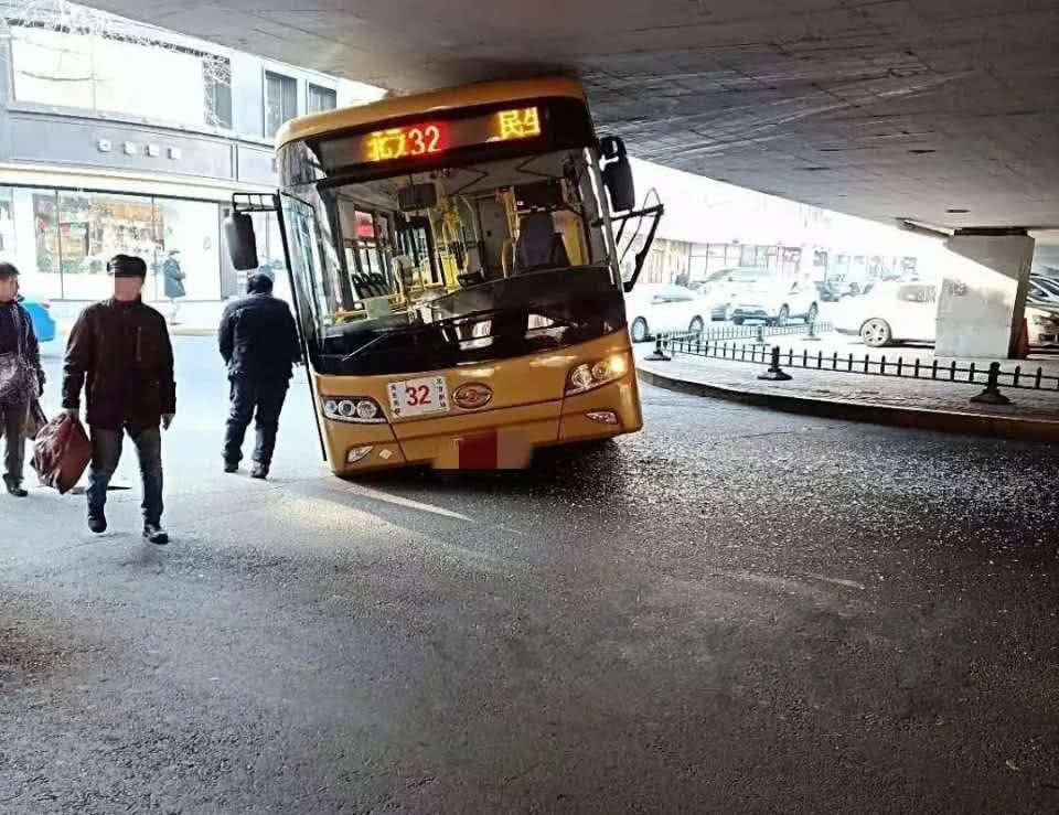 哈尔滨一老人砸晕公交司机后被拘十天,这个惩罚是否太轻了?