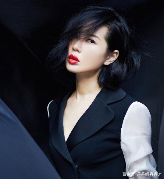 跟导演同居12年却惨遭分手，如今身价高达数十亿，这个人是谁？