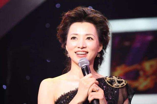 央视主持人合影中董卿稳居C位，她有什么过人之处？